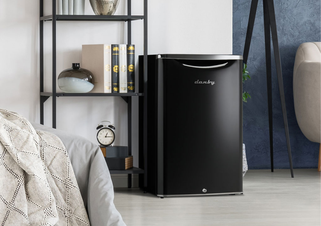Danby Dar044A6Mdb 4.4 Cu. Ft. Retro Compact Fridge Mid Black